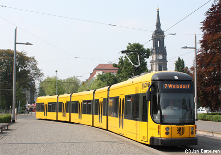 Wagen 2831 vom Typ NGT D12DD am 1. Mai 2009 bei der Einfahrt in die Haltestelle Albertplatz. Foto: Jan Bartelsen