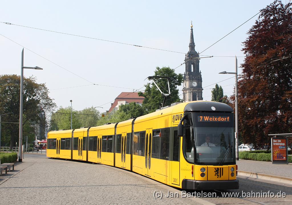 IMG_1552_bearbeitet.jpg - Wagen 2831 vom Typ "NGT D12DD" am 1. Mai 2009 bei der Einfahrt in die Haltestelle Albertplatz.