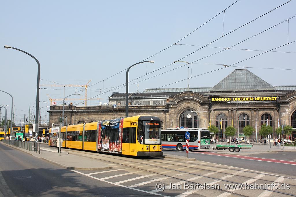 IMG_1588.jpg - Bahnhof Dresden-Neustadt. Man beachte im Hintergrund den Anhänger am Linienbus.