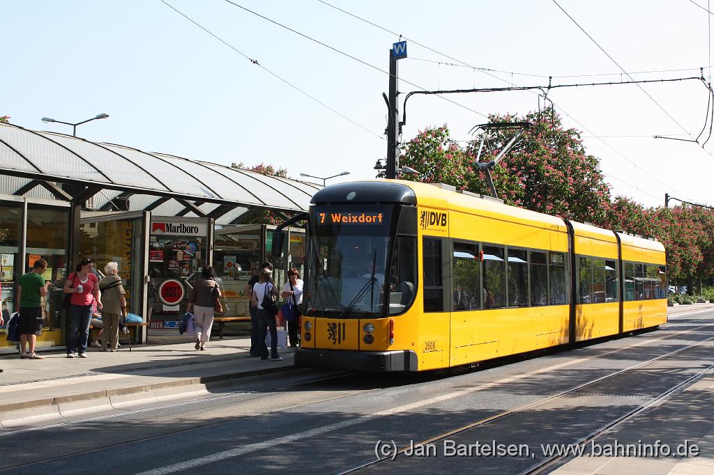 IMG_2187.jpg - Wagen 2608 (Typ "NGT D8DD") an der Hst. Pirnaischer Platz.