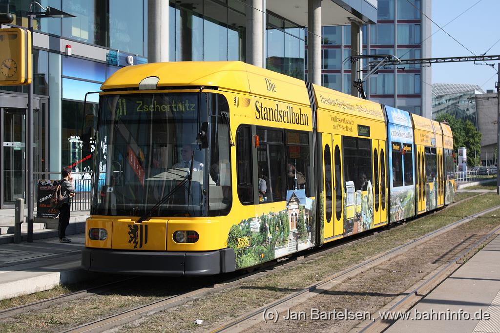 IMG_2295.jpg - Wagen 2585, ein "NGT 6 DD"-Zweirichtungsfahrzeug, am 3. Mai 2009 an der Hst. Hauptbahnhof Nord